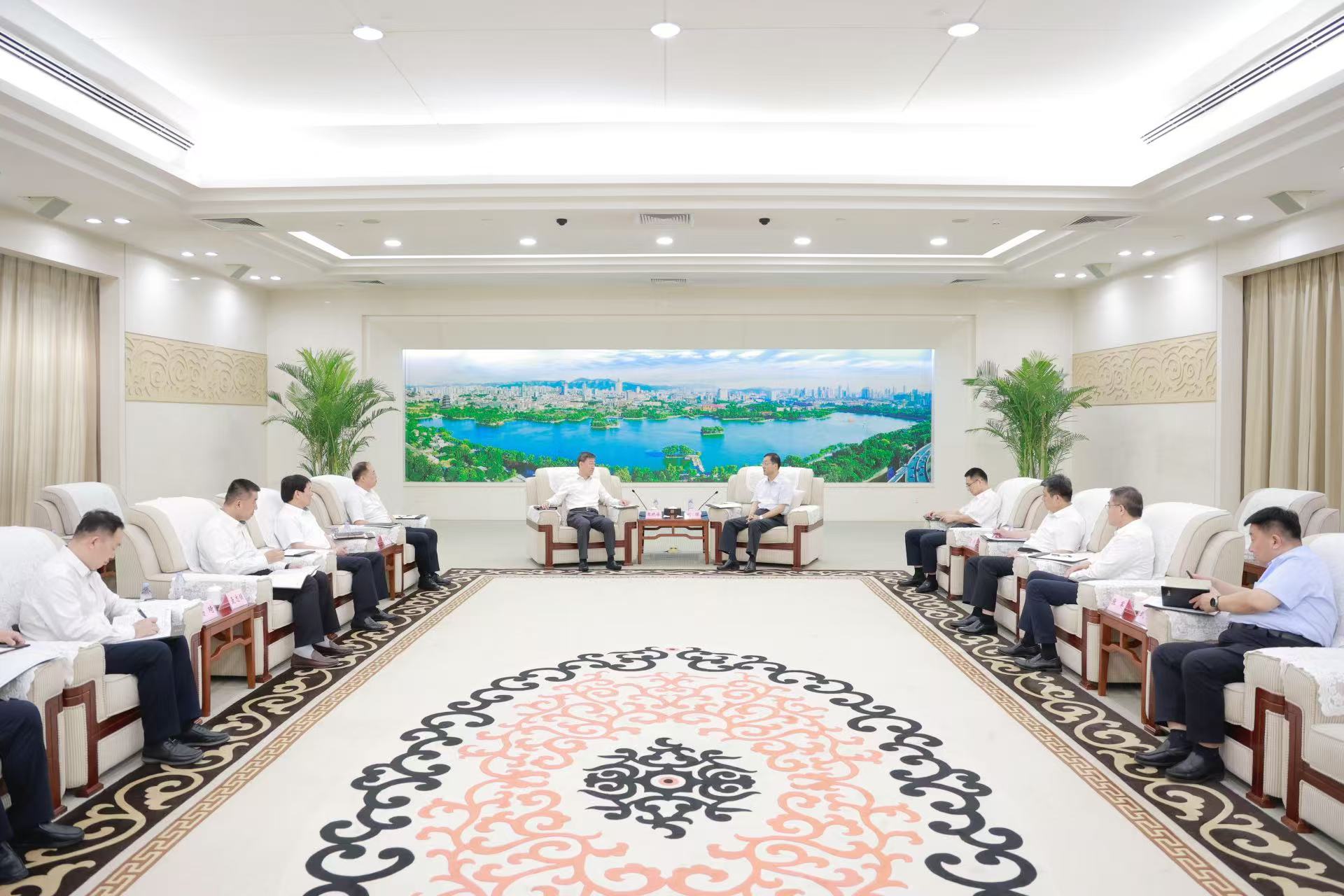 張曉海拜會(huì)濟(jì)南市委書記劉強(qiáng)